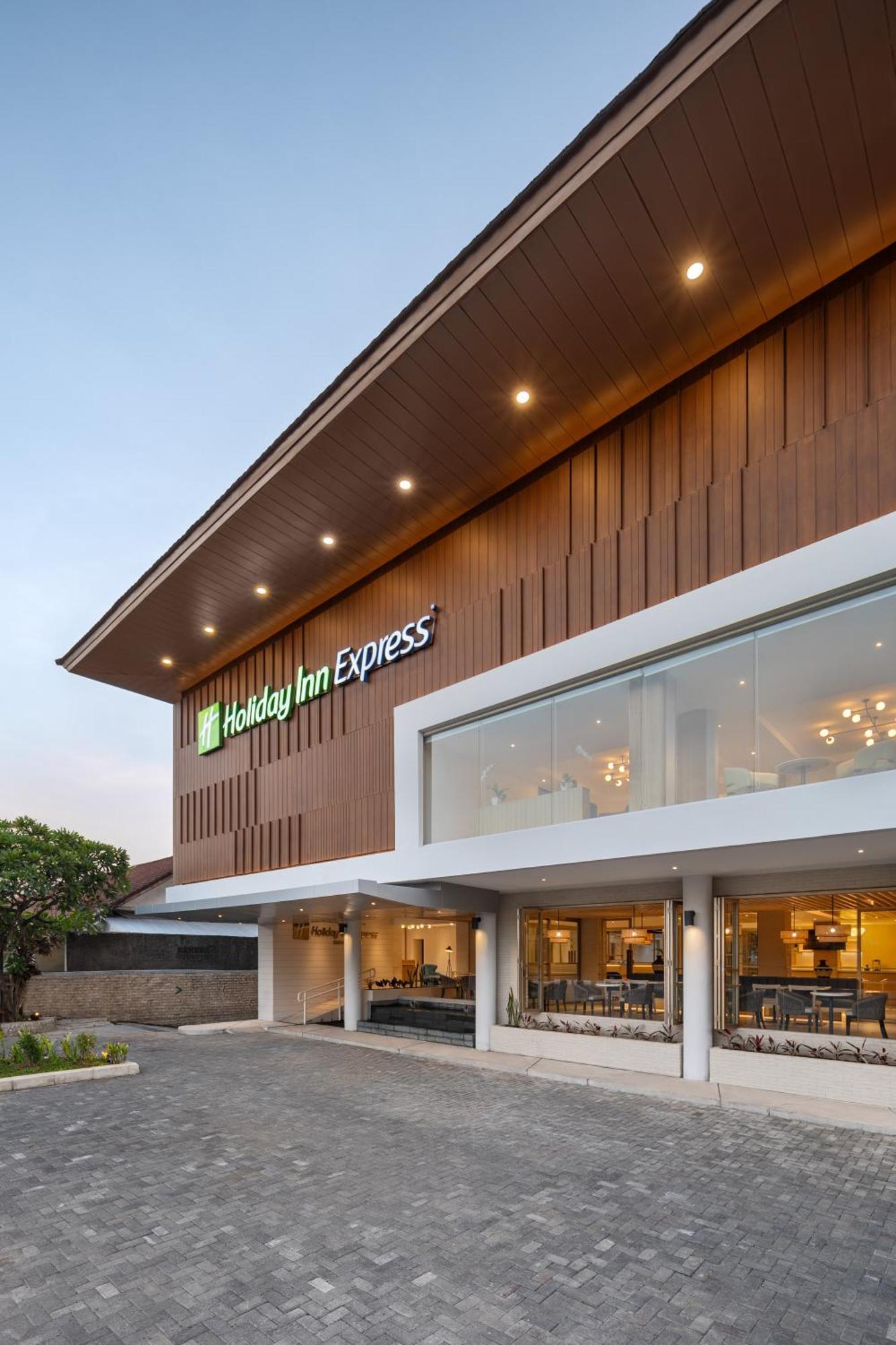 Holiday Inn Express Bali Sunset Road By Ihg Kuta Lombok Exterior foto