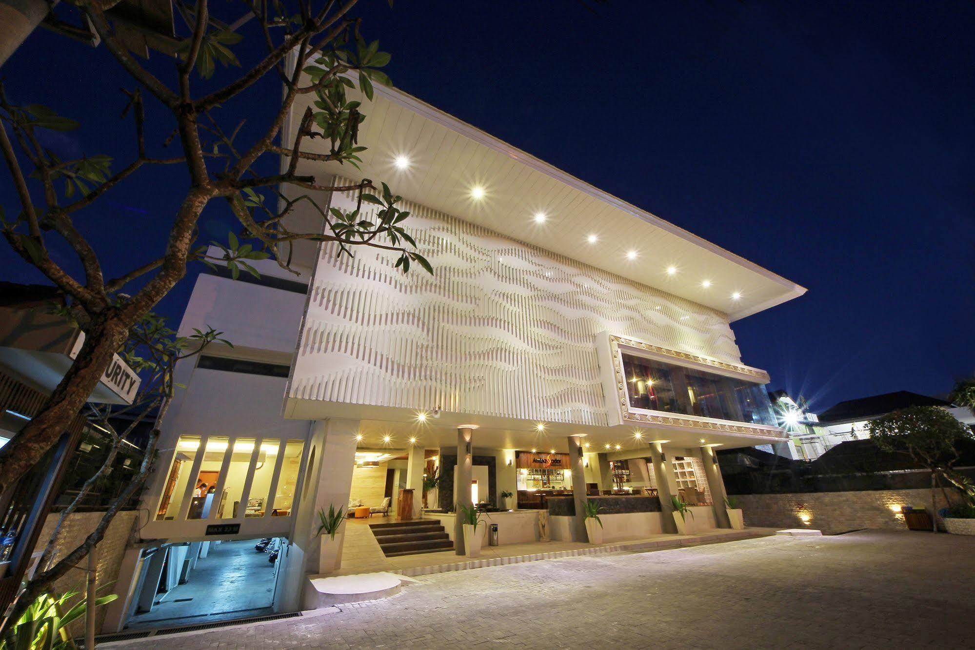 Holiday Inn Express Bali Sunset Road By Ihg Kuta Lombok Exterior foto