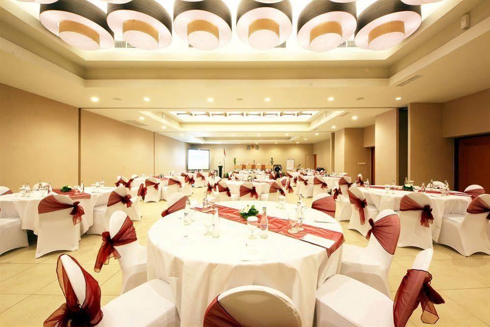 Holiday Inn Express Bali Sunset Road By Ihg Kuta Lombok Exterior foto